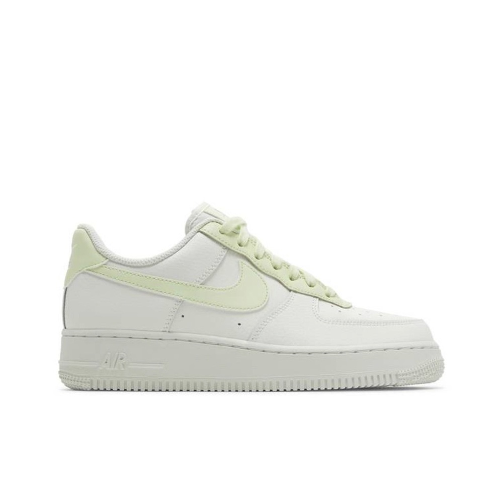 Nike Air Force 1 '07 white barely